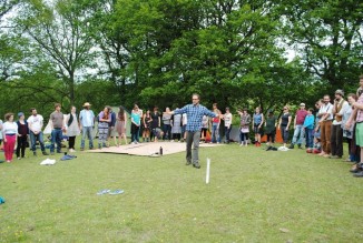 Pete Truin with the massive Sea Shanty choir at FitM 2014